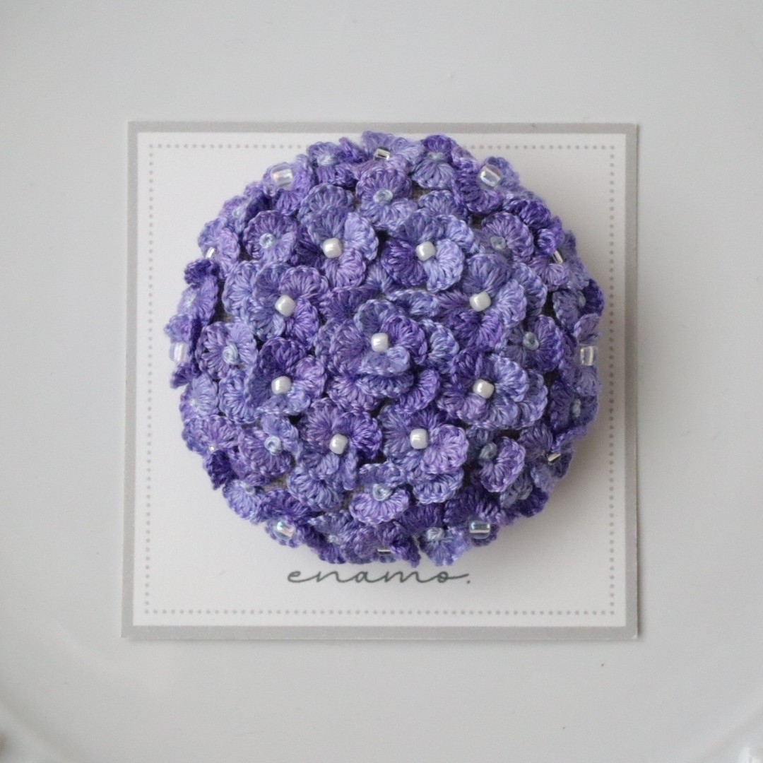 No.212　紫陽花　刺繍ブローチ ハンドメイドのアクセサリー(コサージュ/ブローチ)の商品写真