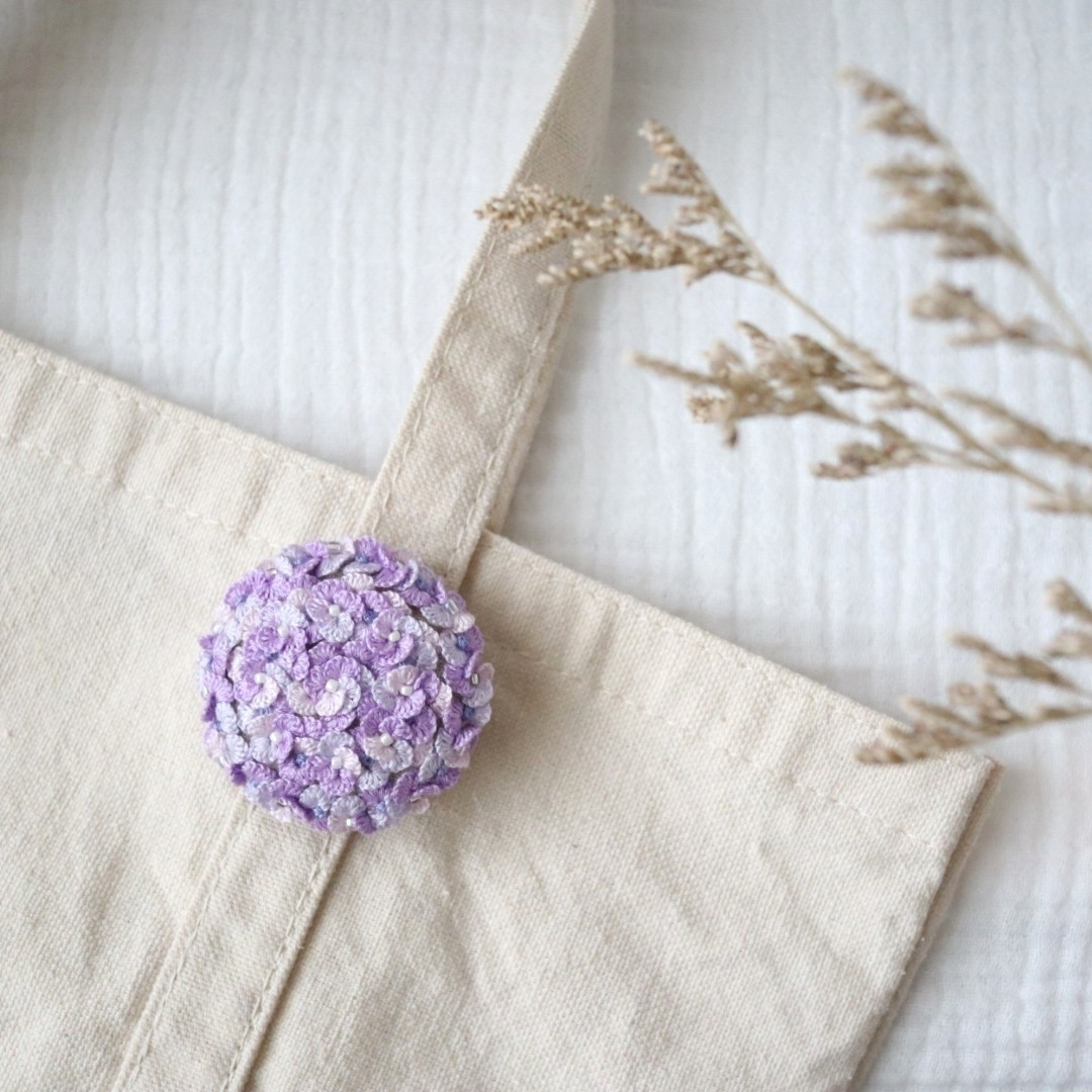 No.213　紫陽花　刺繍ブローチ ハンドメイドのアクセサリー(コサージュ/ブローチ)の商品写真