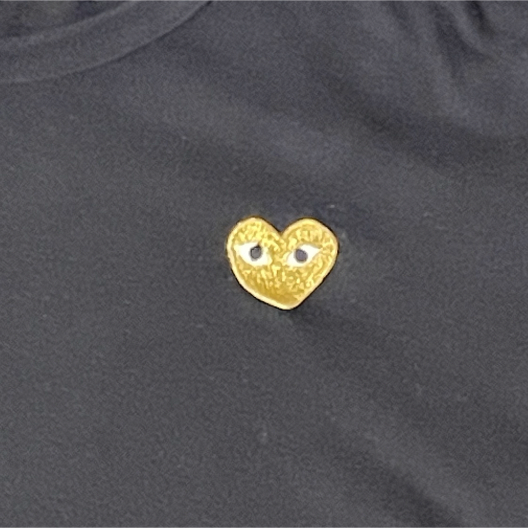 COMME des GARCONS(コムデギャルソン)の【希少XLサイズ】プレイ コムデギャルソン☆刺繍ハート金ロゴ 即完売 Tシャツ メンズのトップス(Tシャツ/カットソー(半袖/袖なし))の商品写真