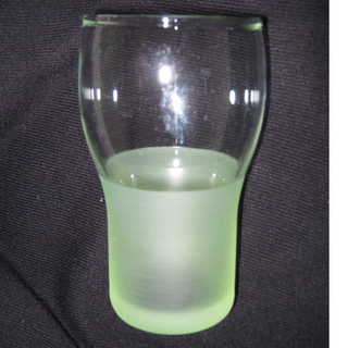 【レトロなデザインのグラス】お洒落 グリーン 薄緑 すりガラス ツートン コップ(グラス/カップ)