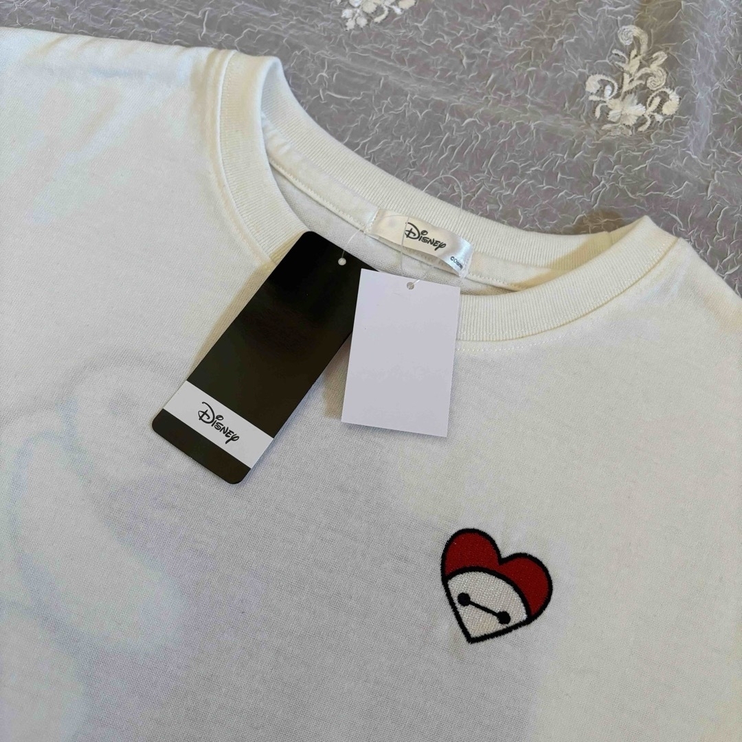 Disney(ディズニー)の【即完売】Baymax( ꕹ )シリーズ♡ハグしている姿が愛らしい！Tシャツ♡ レディースのトップス(Tシャツ(半袖/袖なし))の商品写真