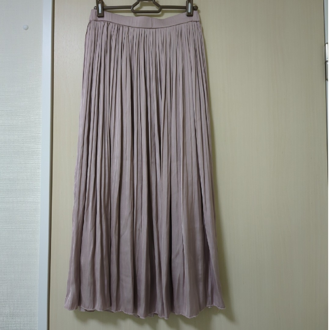 OFUON(オフオン)のOFUON サテンプリーツロングスカート レディースのスカート(ロングスカート)の商品写真