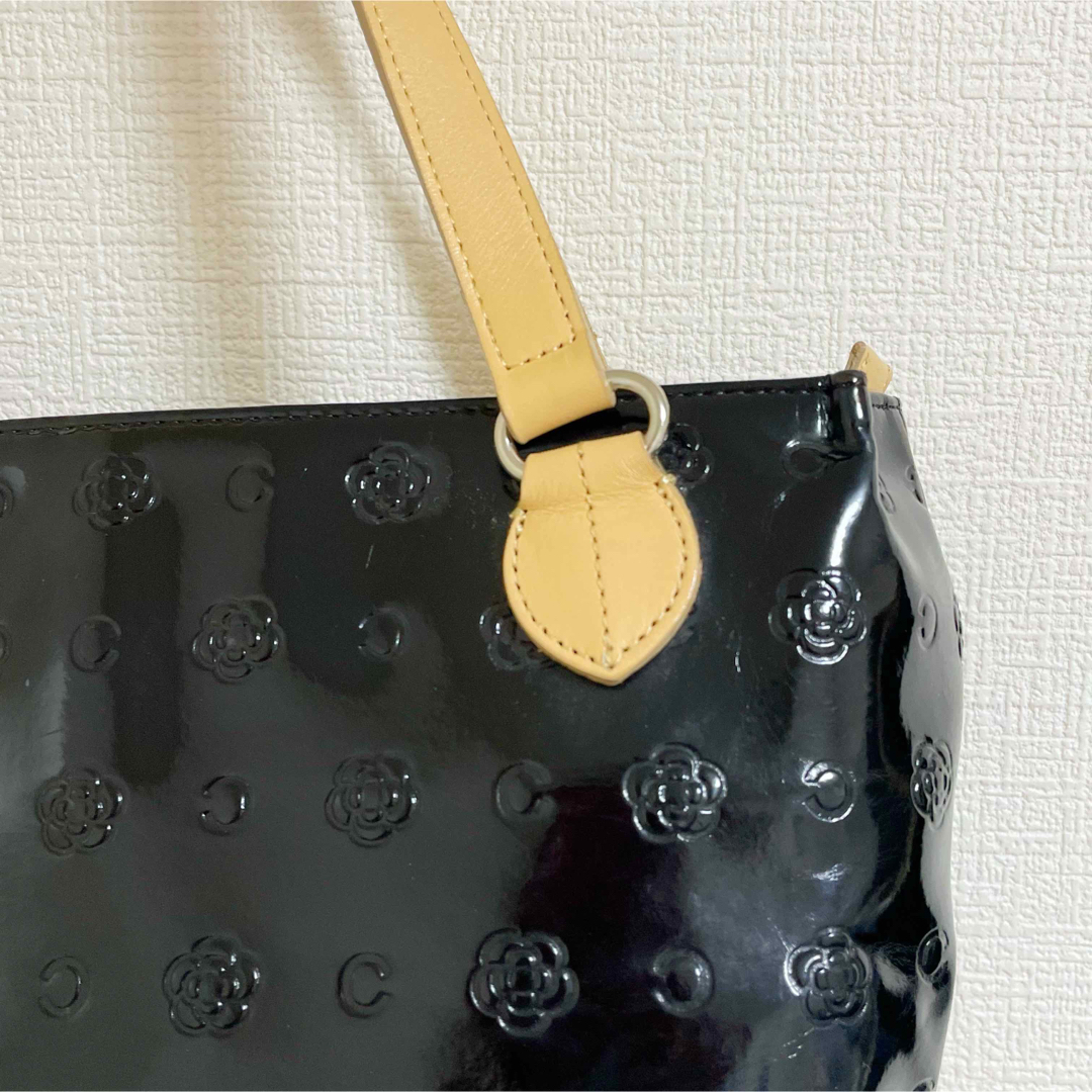 CLATHAS(クレイサス)のクレイサス　黒　ハンドバッグ　チャーム付　花柄　ロゴ　ブラック レディースのバッグ(ハンドバッグ)の商品写真