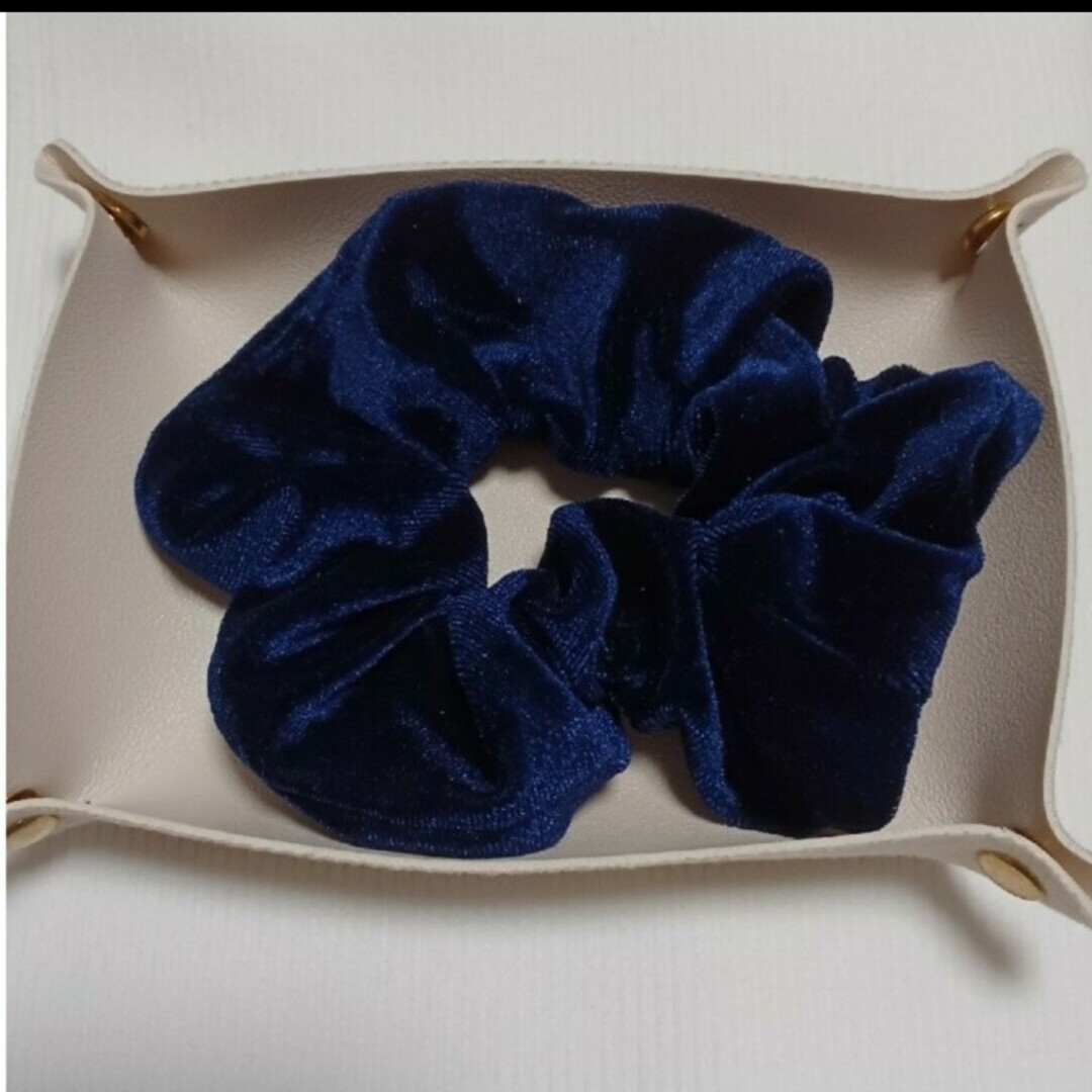ベロア　シュシュ　紺　ネイビー ブルー 青 レディースのヘアアクセサリー(ヘアゴム/シュシュ)の商品写真