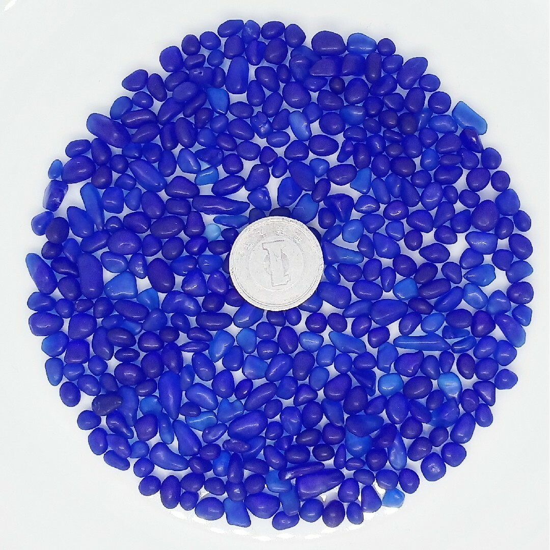 シーグラス フロストガラス粒 コバルトブルー 約50グラム ハンドメイドの素材/材料(各種パーツ)の商品写真