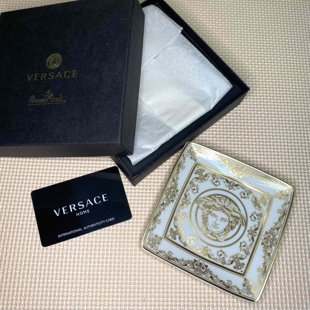 Gianni Versace(ジャンニヴェルサーチ)のVERSACE ヴェルサーチ メドゥーサ お皿 新品未使用 オマケ付き メンズのメンズ その他(その他)の商品写真