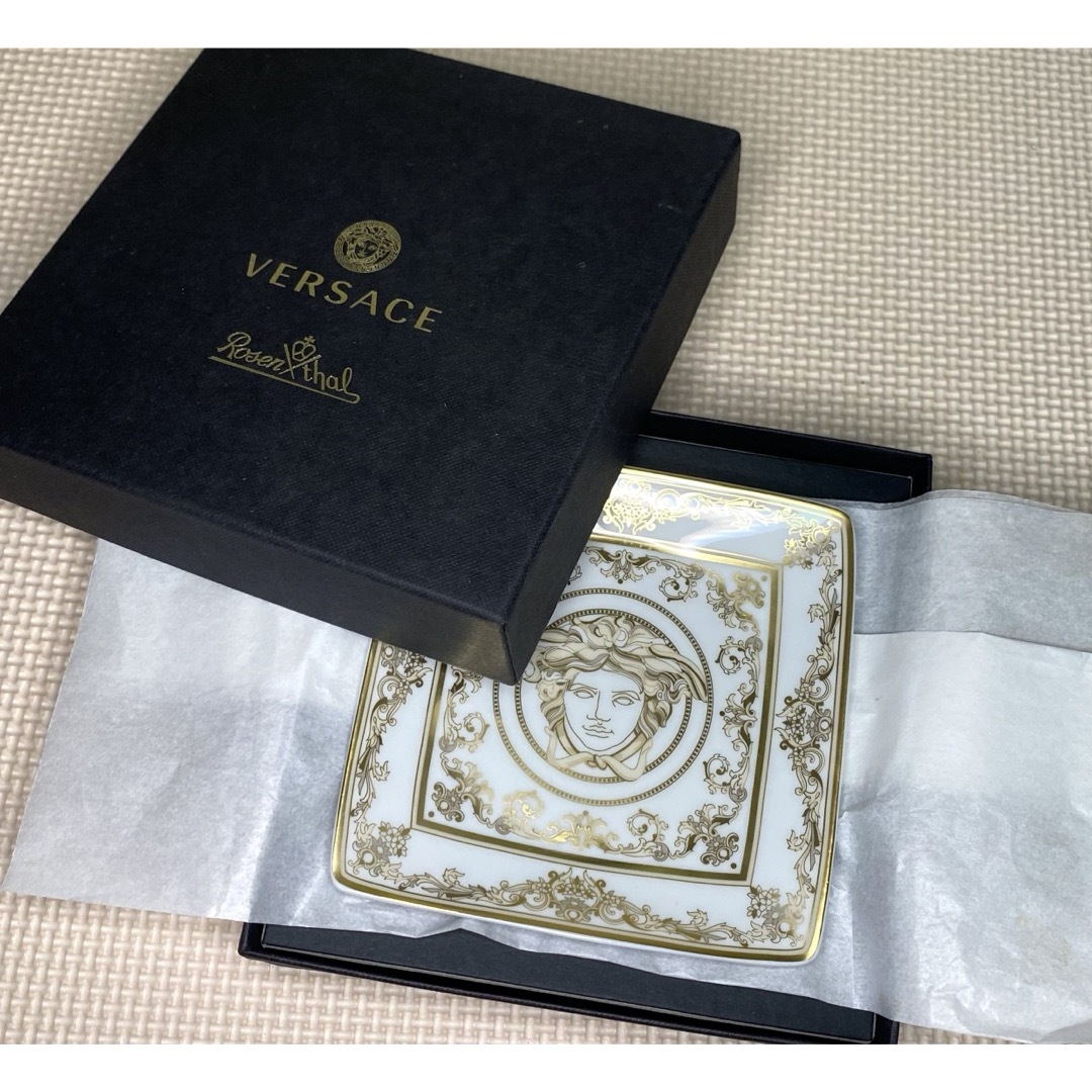 Gianni Versace(ジャンニヴェルサーチ)のVERSACE ヴェルサーチ メドゥーサ お皿 新品未使用 オマケ付き メンズのメンズ その他(その他)の商品写真