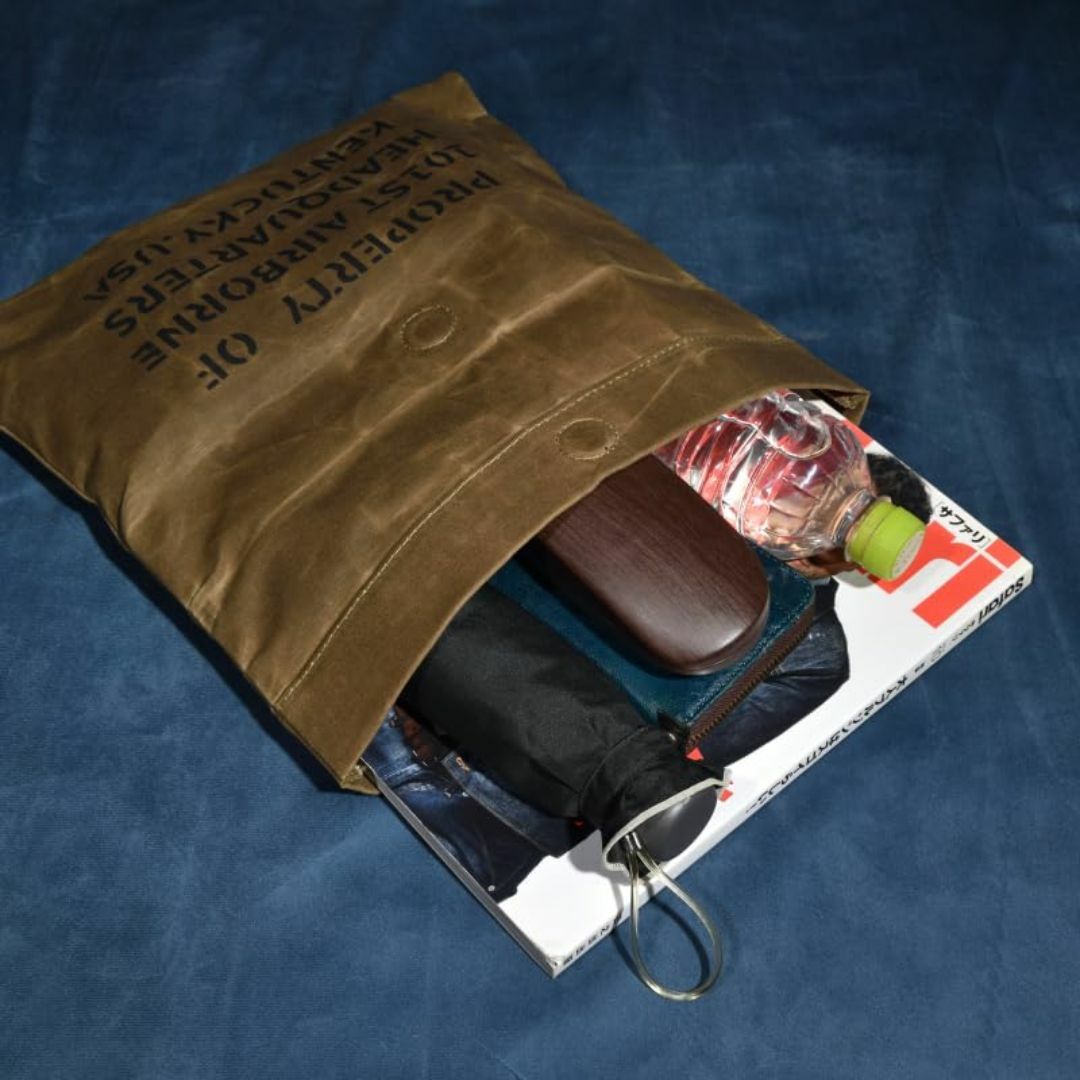 【色: グリーン】[エイトボアー] ◆OIL WAX加工帆布 ミリタリークラッチ メンズのバッグ(その他)の商品写真