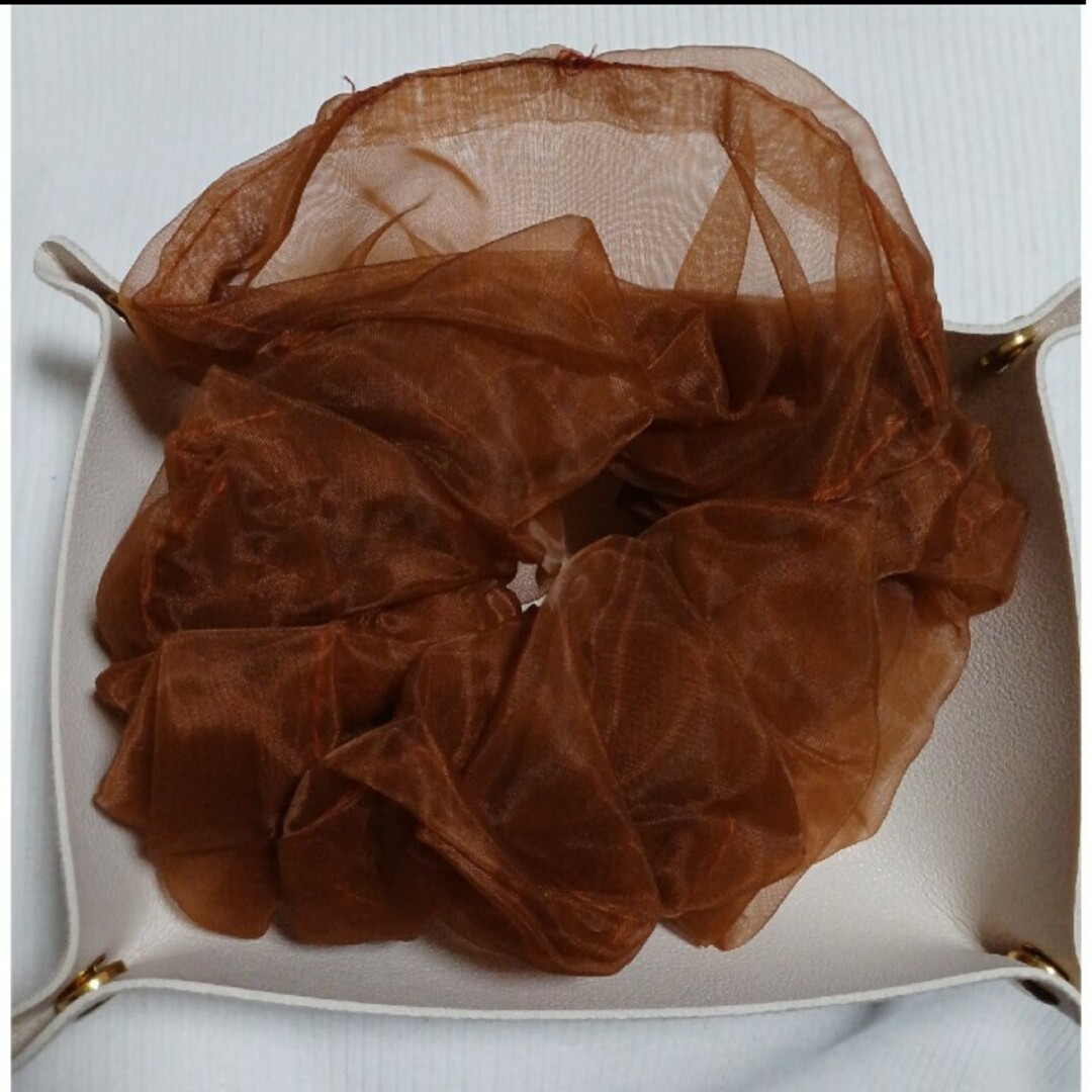 シア　オーガンジー　茶色　シュシュ　ビックシュシュシア　オーガンジー　茶色 レディースのヘアアクセサリー(ヘアゴム/シュシュ)の商品写真