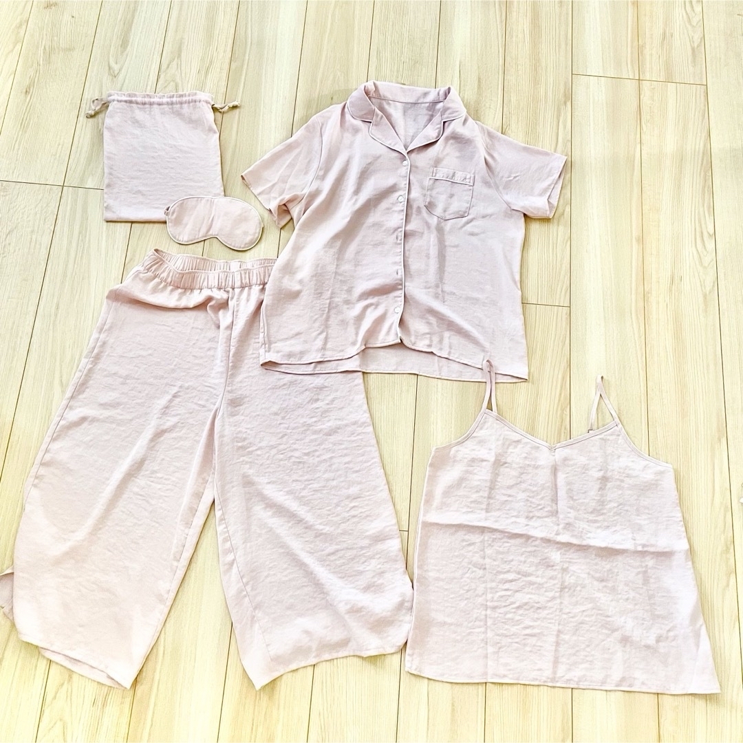 GU(ジーユー)のGU サテン　パジャマ　ルームウェア　半袖　パンツ　ピンク　L  お泊まりセット レディースのルームウェア/パジャマ(ルームウェア)の商品写真