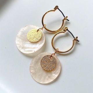 ラウンドプレートシェル ベージュ フープピアス(ピアス)