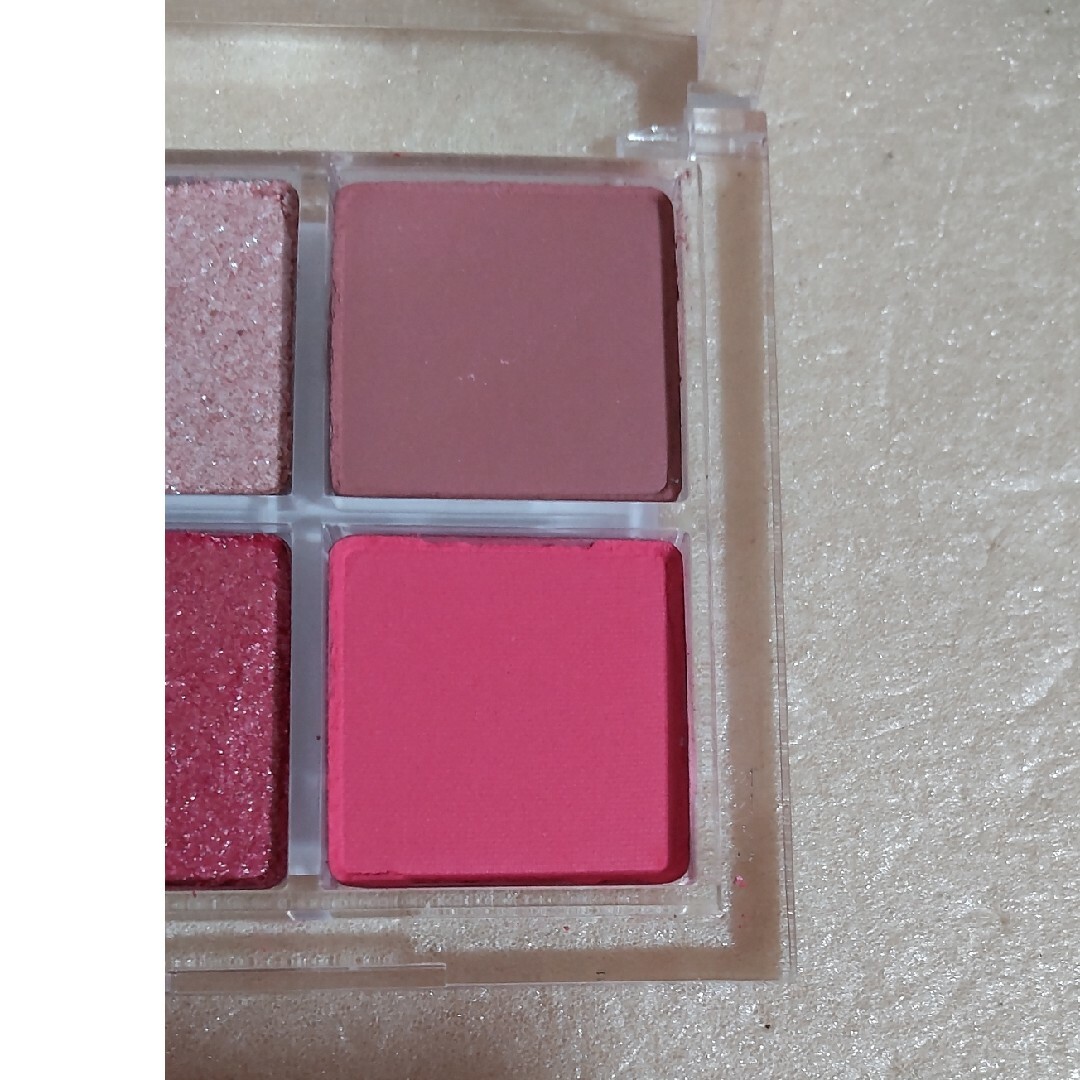 colourpop(カラーポップ)の【未使用※】カラーポップ　プレスドパウダーパレットStrawberry Swee コスメ/美容のベースメイク/化粧品(アイシャドウ)の商品写真