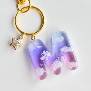 No.35 イニシャルキーホルダー　Ｍ　レジン　空　雲　グラデーション(キーホルダー/ストラップ)