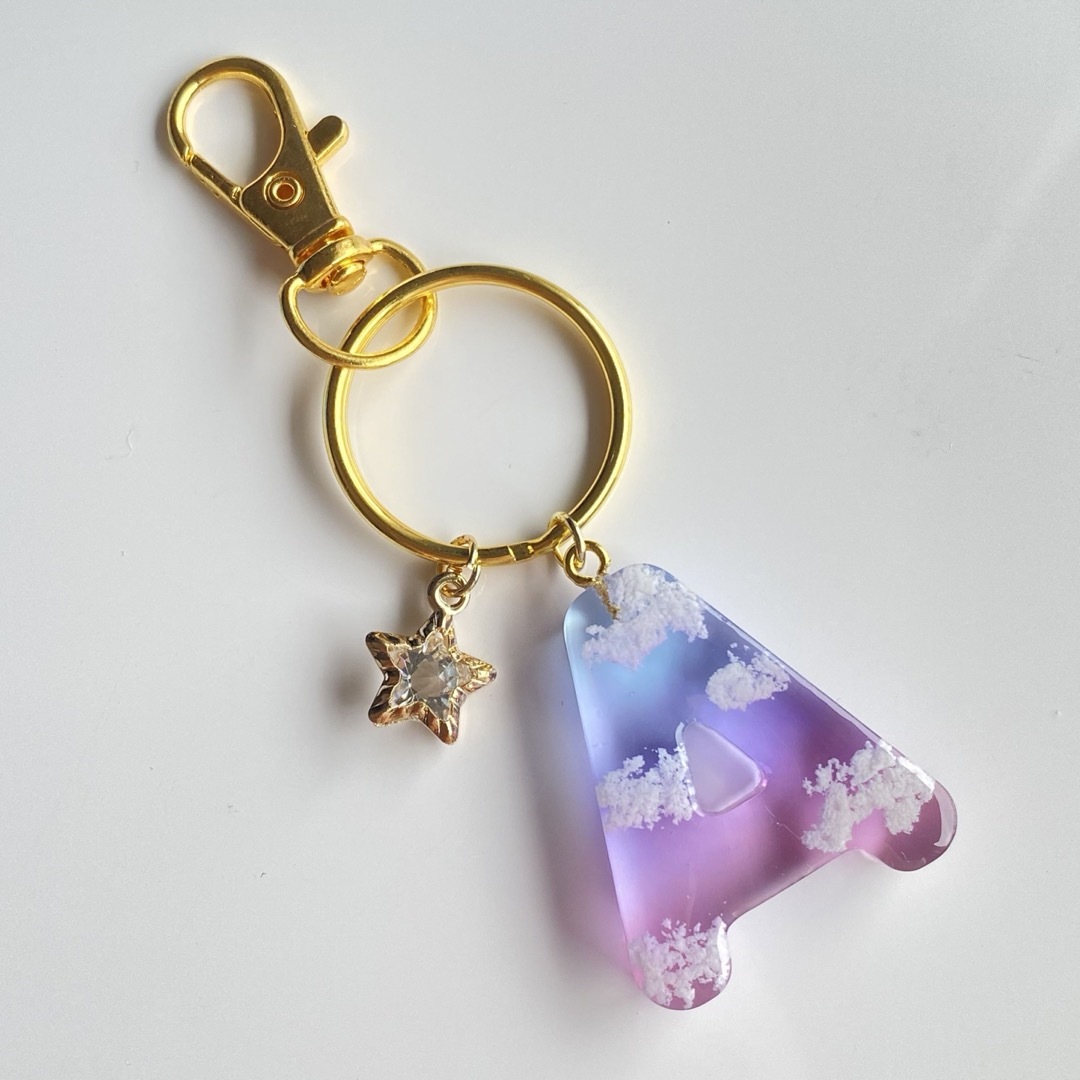 No.37 イニシャルキーホルダー　Ａ　レジン　空　雲　グラデーション ハンドメイドのアクセサリー(キーホルダー/ストラップ)の商品写真