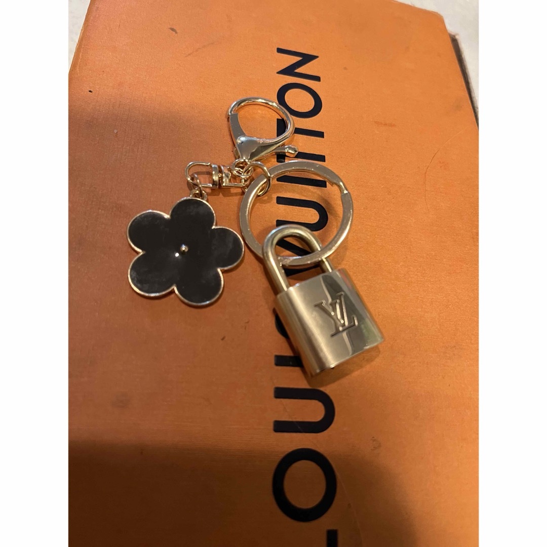 LOUIS VUITTON(ルイヴィトン)のルイヴィトン　カデナ　パドロック　キーホルダー　南京錠　キーホルダー部分新品 レディースのファッション小物(キーホルダー)の商品写真