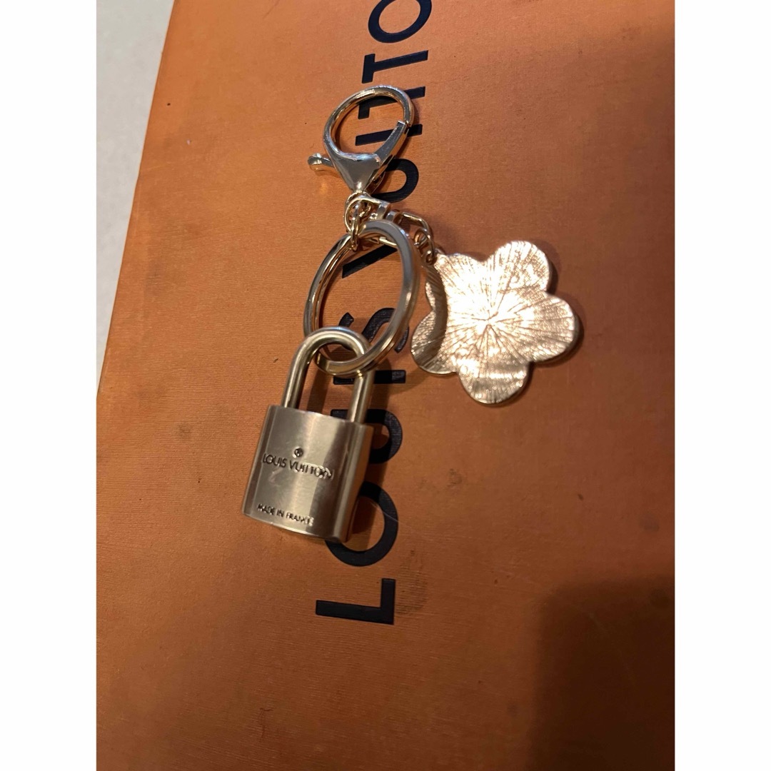 LOUIS VUITTON(ルイヴィトン)のルイヴィトン　カデナ　パドロック　キーホルダー　南京錠　キーホルダー部分新品 レディースのファッション小物(キーホルダー)の商品写真