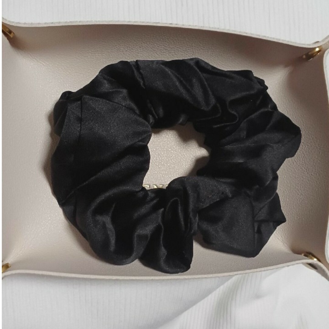 ブラック　サテン　シュシュ レディースのヘアアクセサリー(ヘアゴム/シュシュ)の商品写真
