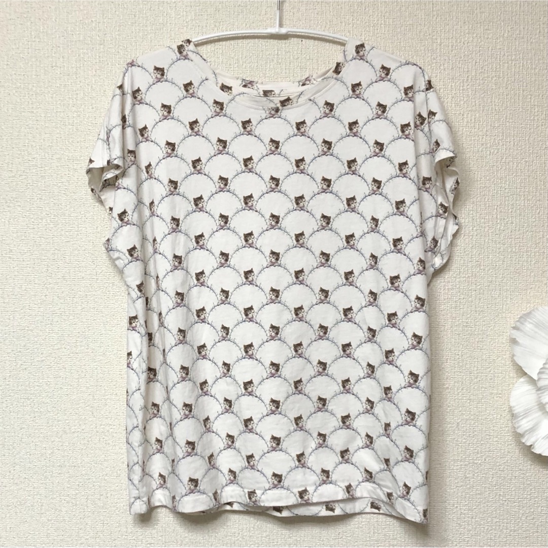 UNIQLO(ユニクロ)のユニクロ　ポールアンドジョー　コラボ　猫柄　Tシャツ　L11号　白　美品 レディースのトップス(Tシャツ(半袖/袖なし))の商品写真