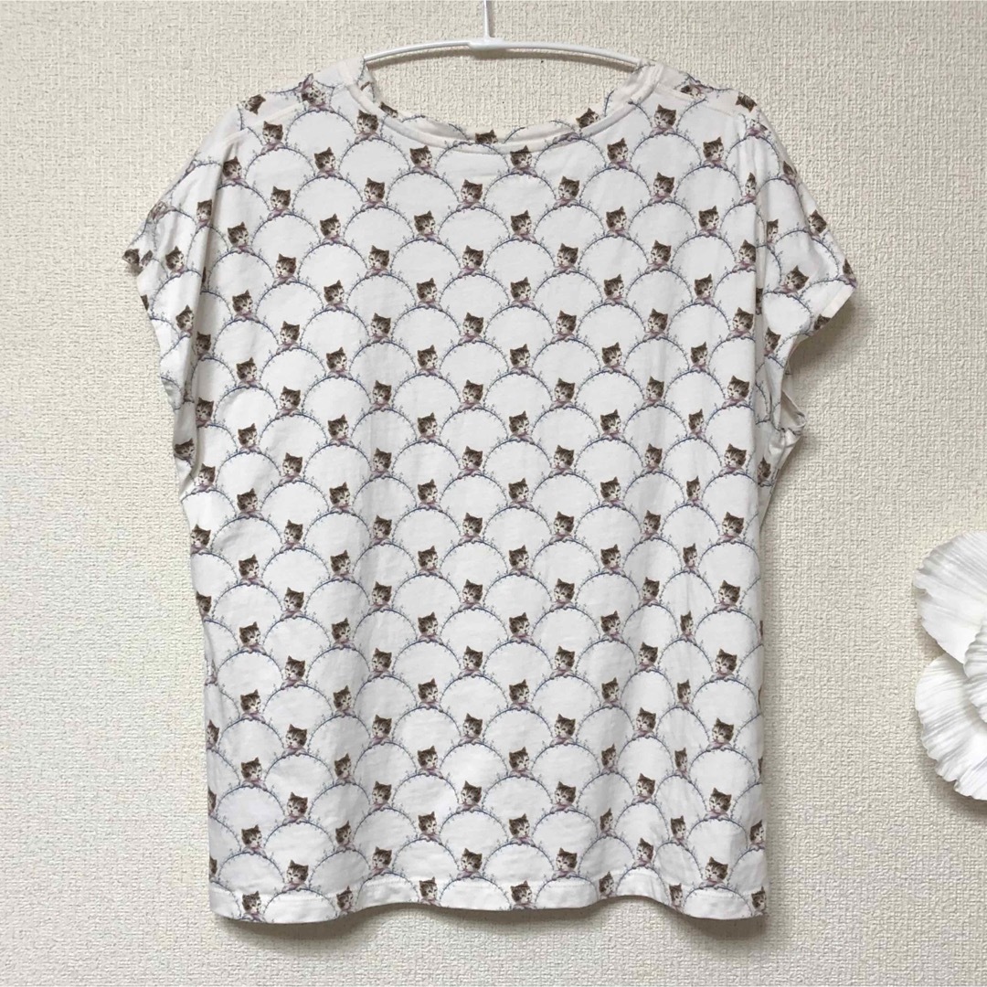 UNIQLO(ユニクロ)のユニクロ　ポールアンドジョー　コラボ　猫柄　Tシャツ　L11号　白　美品 レディースのトップス(Tシャツ(半袖/袖なし))の商品写真