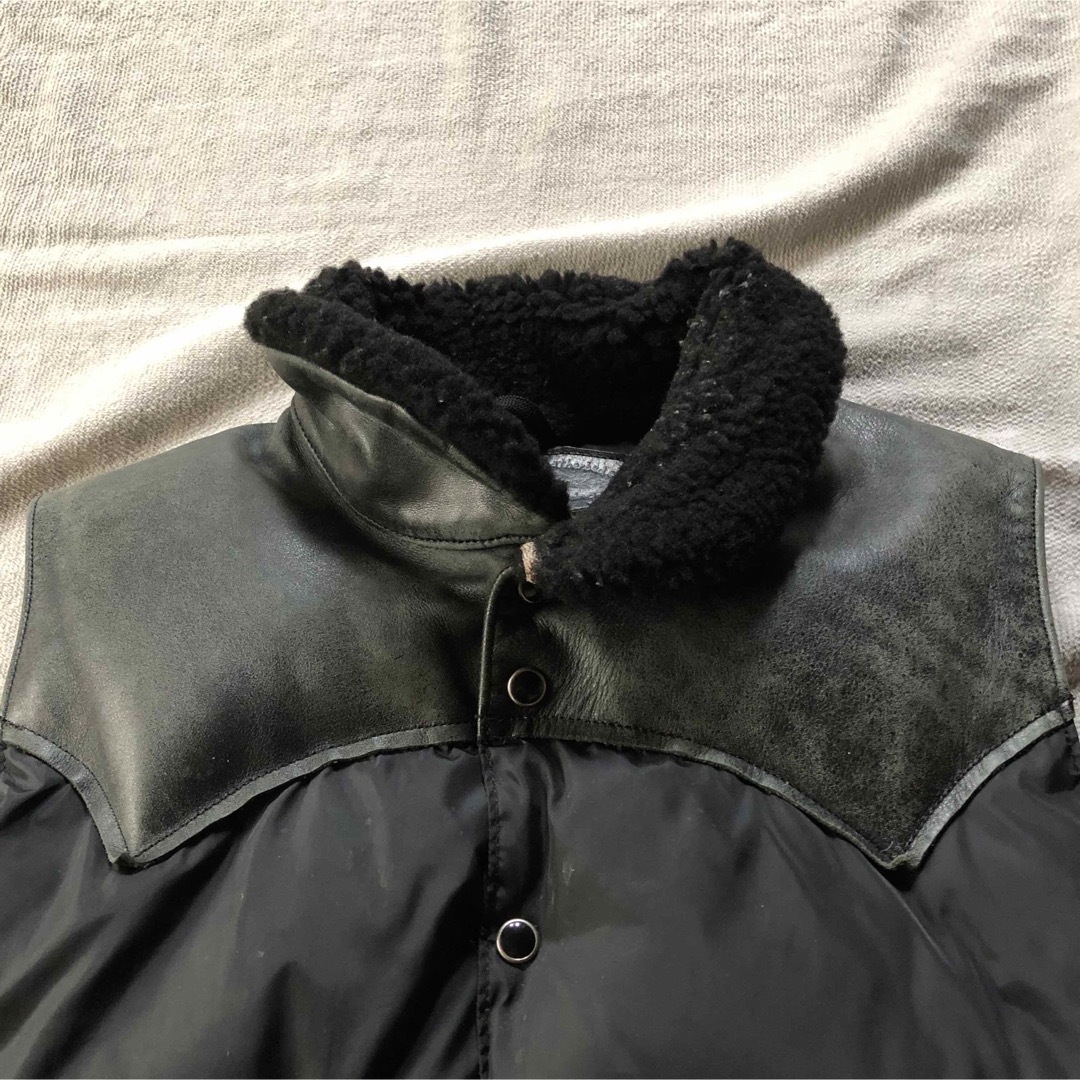 Rocky Mountain Featherbed(ロッキーマウンテンフェザーベッド)のロッキーマウンテン ダウンベスト ブラック 36 メンズのジャケット/アウター(ダウンベスト)の商品写真