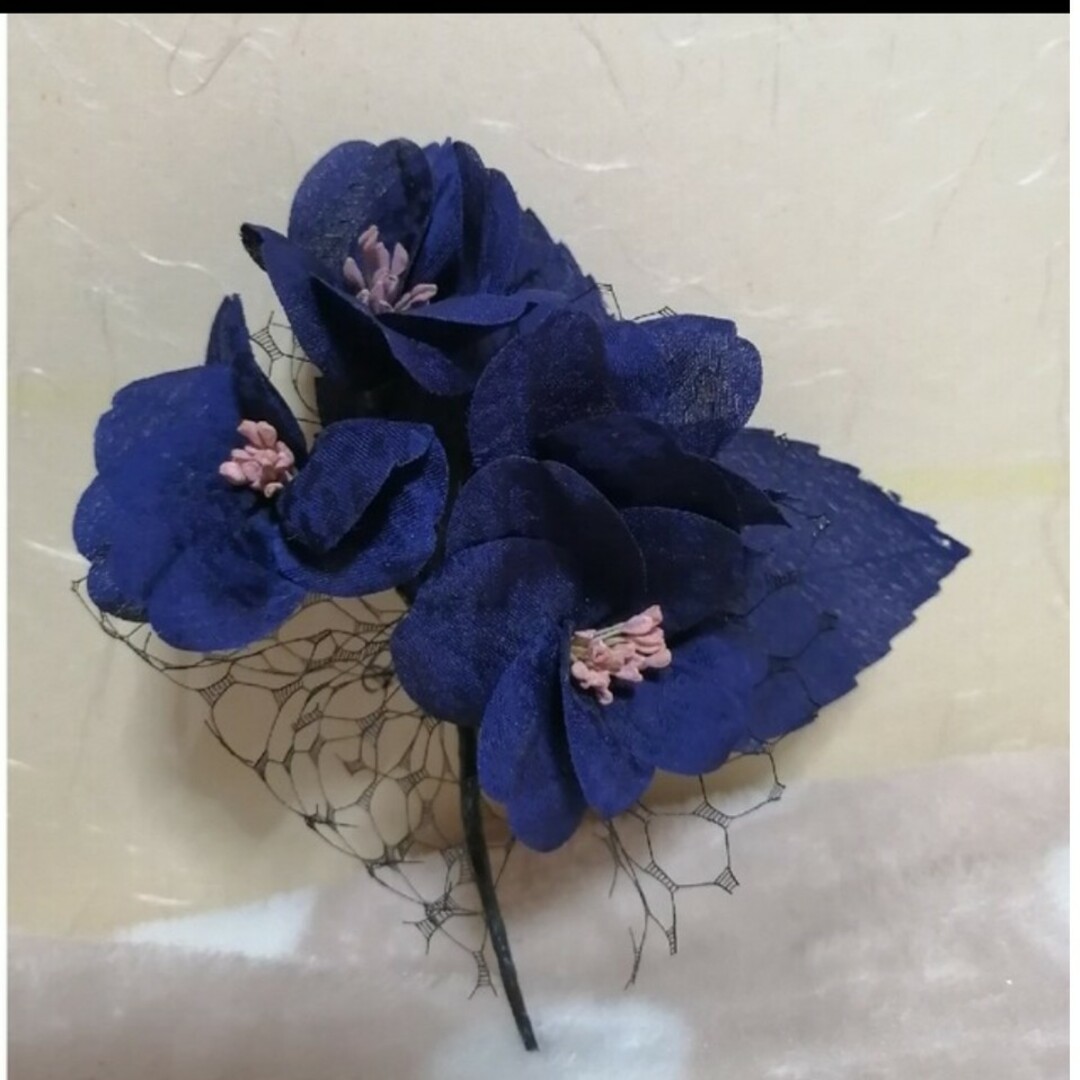 お花のコサージュ　ブルー　青　着物　成人式 袴 卒業式　宮参り　七五三　入学式 レディースのアクセサリー(ブローチ/コサージュ)の商品写真