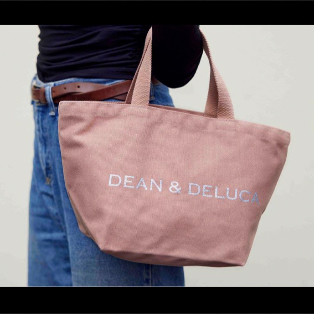 DEAN & DELUCA(ディーンアンドデルーカ)のDEAN AND DELUCA チャリティートート2023 コーラル  Sサイズ レディースのバッグ(エコバッグ)の商品写真