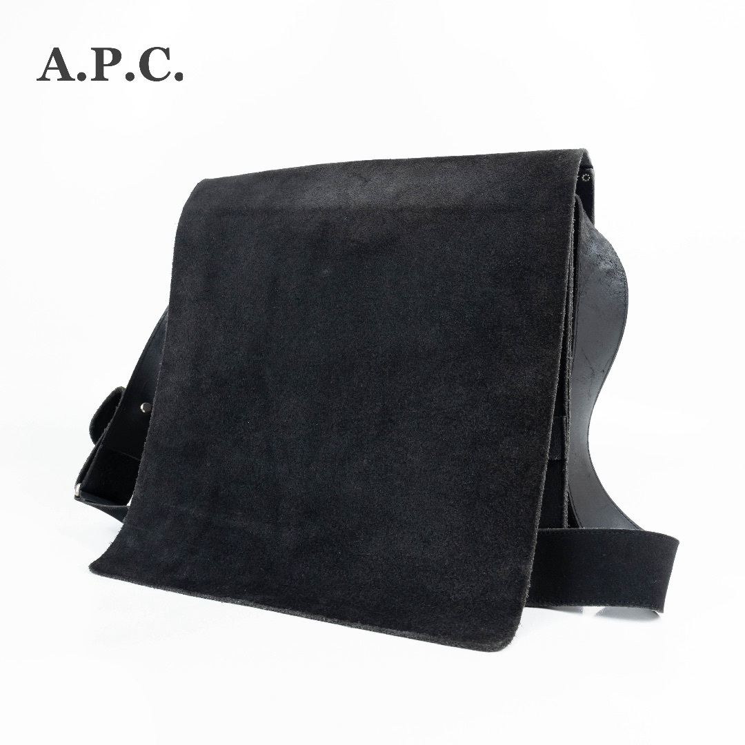 A.P.C(アーペーセー)の【A.P.C.】アーペーセー　ショルダーバッグ　フラップ　スエード　ブラック メンズのバッグ(メッセンジャーバッグ)の商品写真