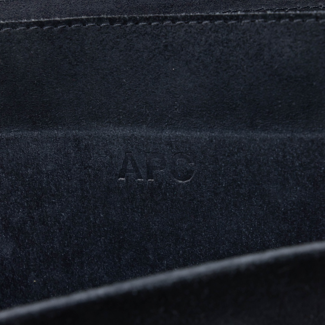 A.P.C(アーペーセー)の【A.P.C.】アーペーセー　ショルダーバッグ　フラップ　スエード　ブラック メンズのバッグ(メッセンジャーバッグ)の商品写真