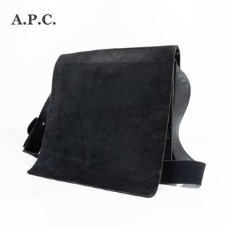 アーペーセー(A.P.C)の【A.P.C.】アーペーセー　ショルダーバッグ　フラップ　スエード　ブラック(メッセンジャーバッグ)