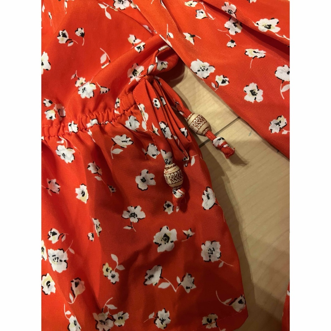 赤の花柄　ウエスト絞り　薄手長袖　110サイズ キッズ/ベビー/マタニティのキッズ服女の子用(90cm~)(Tシャツ/カットソー)の商品写真
