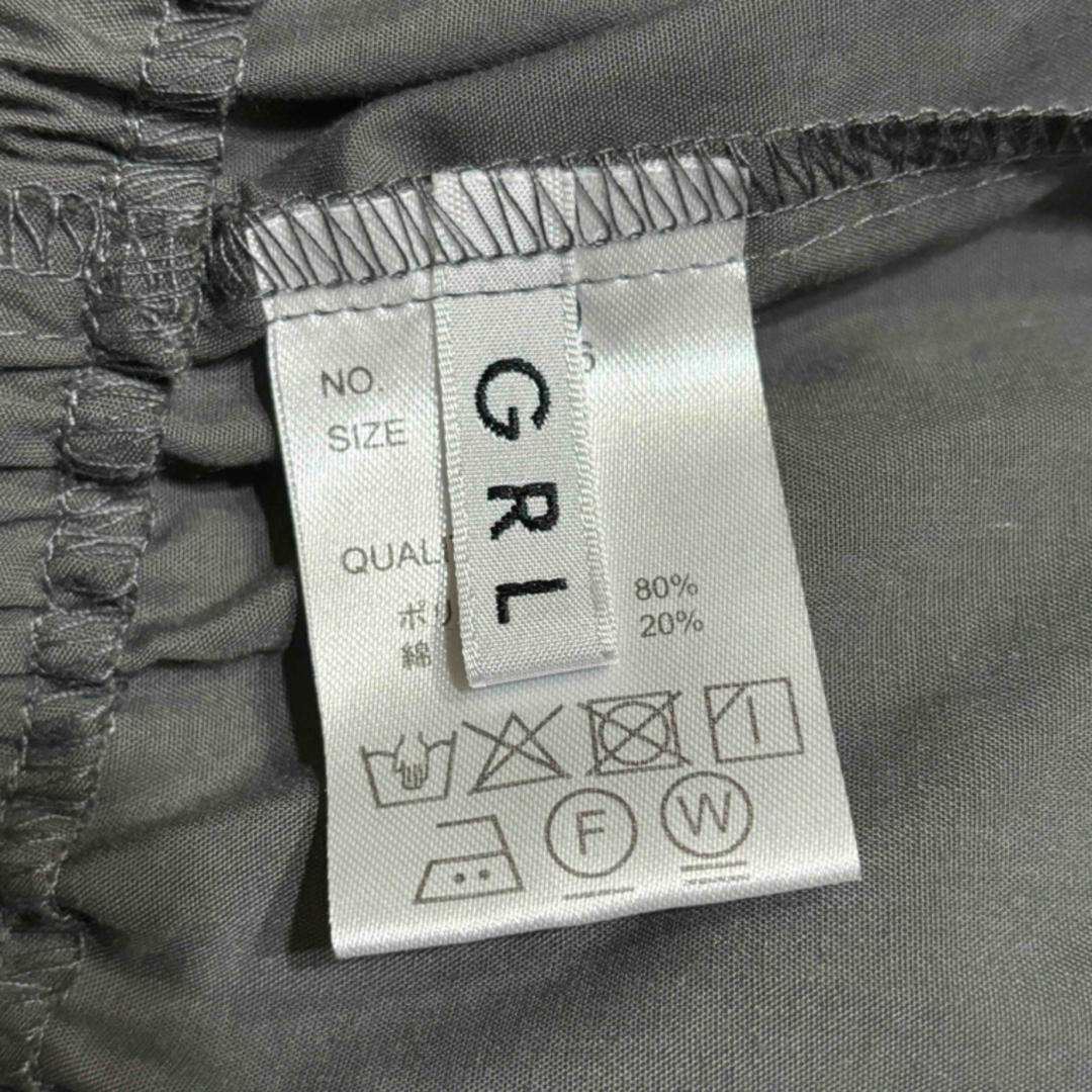 GRL(グレイル)のGRL グレイル☆   パールボタン パワーショルダー ブラウス　ペプラム レディースのトップス(シャツ/ブラウス(長袖/七分))の商品写真