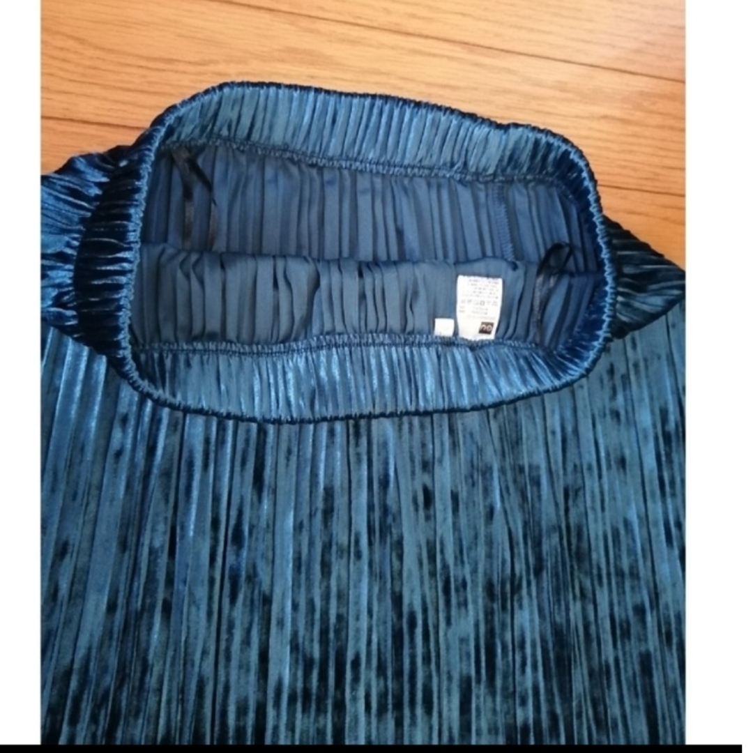 GU(ジーユー)の【新品未使用】GU　クラッシュベロアプリーツスカート　Lサイズ　gu　青　ブルー レディースのスカート(ロングスカート)の商品写真