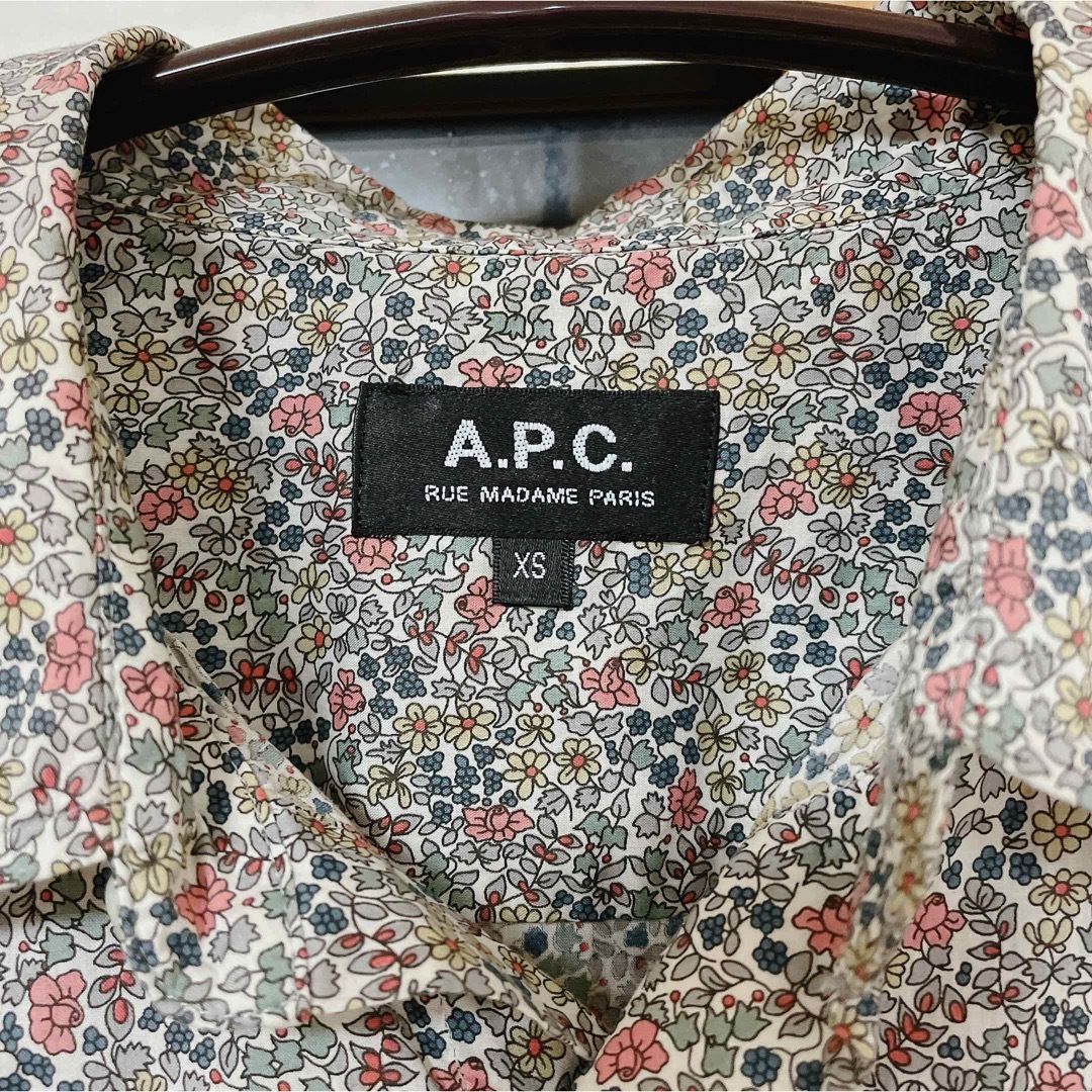 A.P.C(アーペーセー)のA.P.C アーペーセー 花柄シャツ M メンズ 半袖 コットン100% 総柄 メンズのトップス(Tシャツ/カットソー(半袖/袖なし))の商品写真