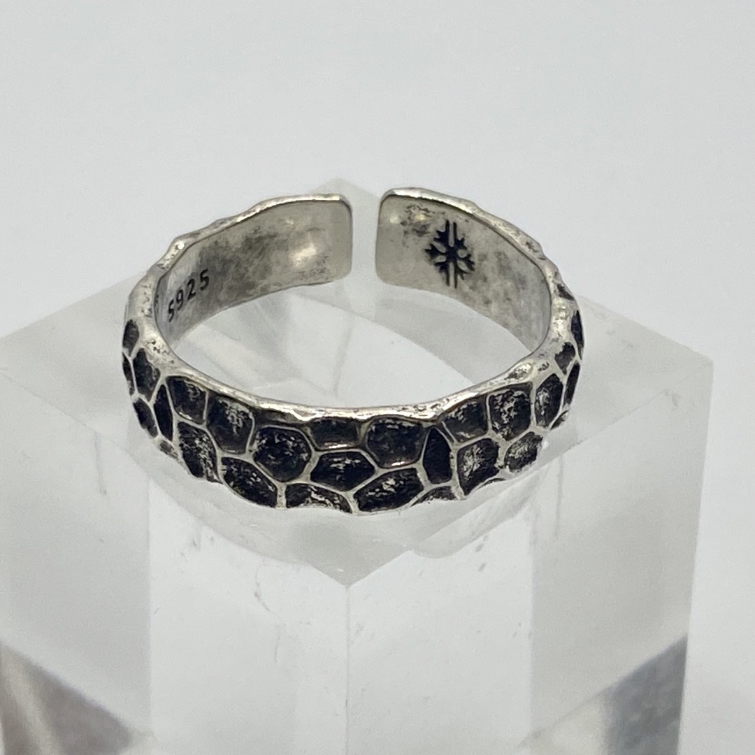 【匿名配送】打ち込み デザイン シルバー リング silver925 メンズのアクセサリー(リング(指輪))の商品写真