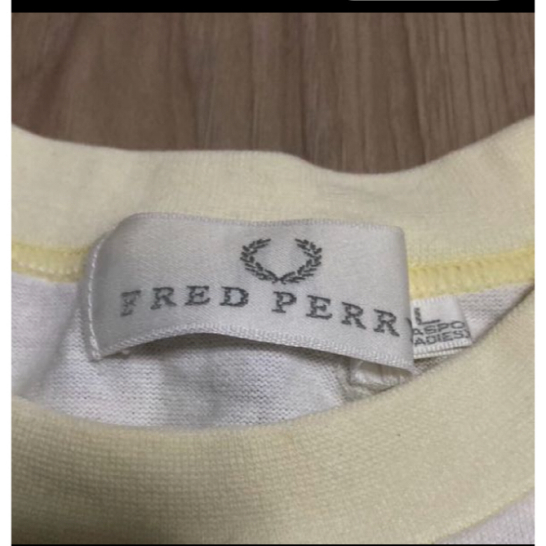 FRED PERRY(フレッドペリー)のフレッドペリーホワイト×イエローコットンT レディースのトップス(Tシャツ(半袖/袖なし))の商品写真