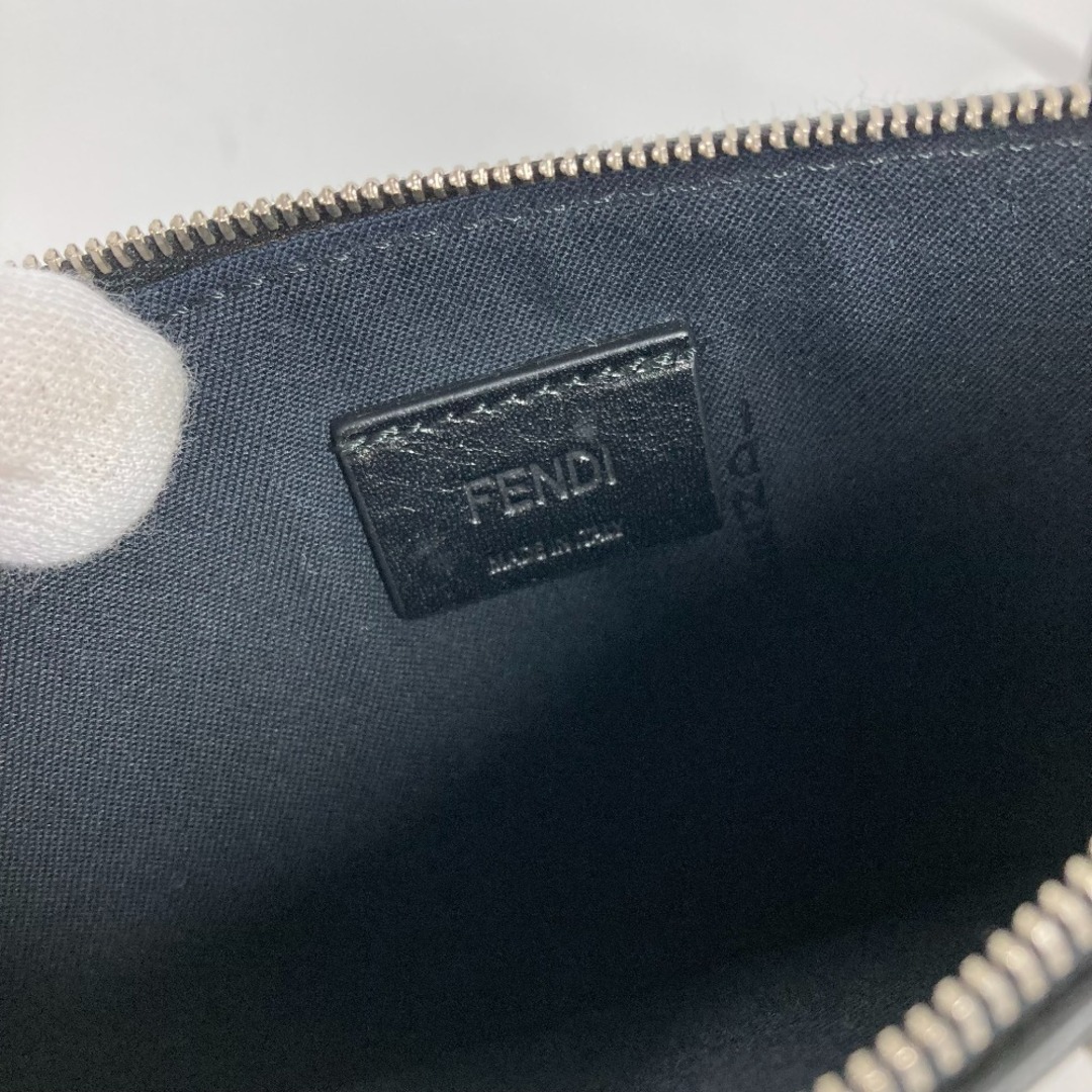 FENDI(フェンディ)のフェンディ FENDI カールラガーフェルド 8M0341 スタッズ ストラップ付 ポーチ カバン クラッチバッグ レザー ブラック 美品 レディースのバッグ(クラッチバッグ)の商品写真