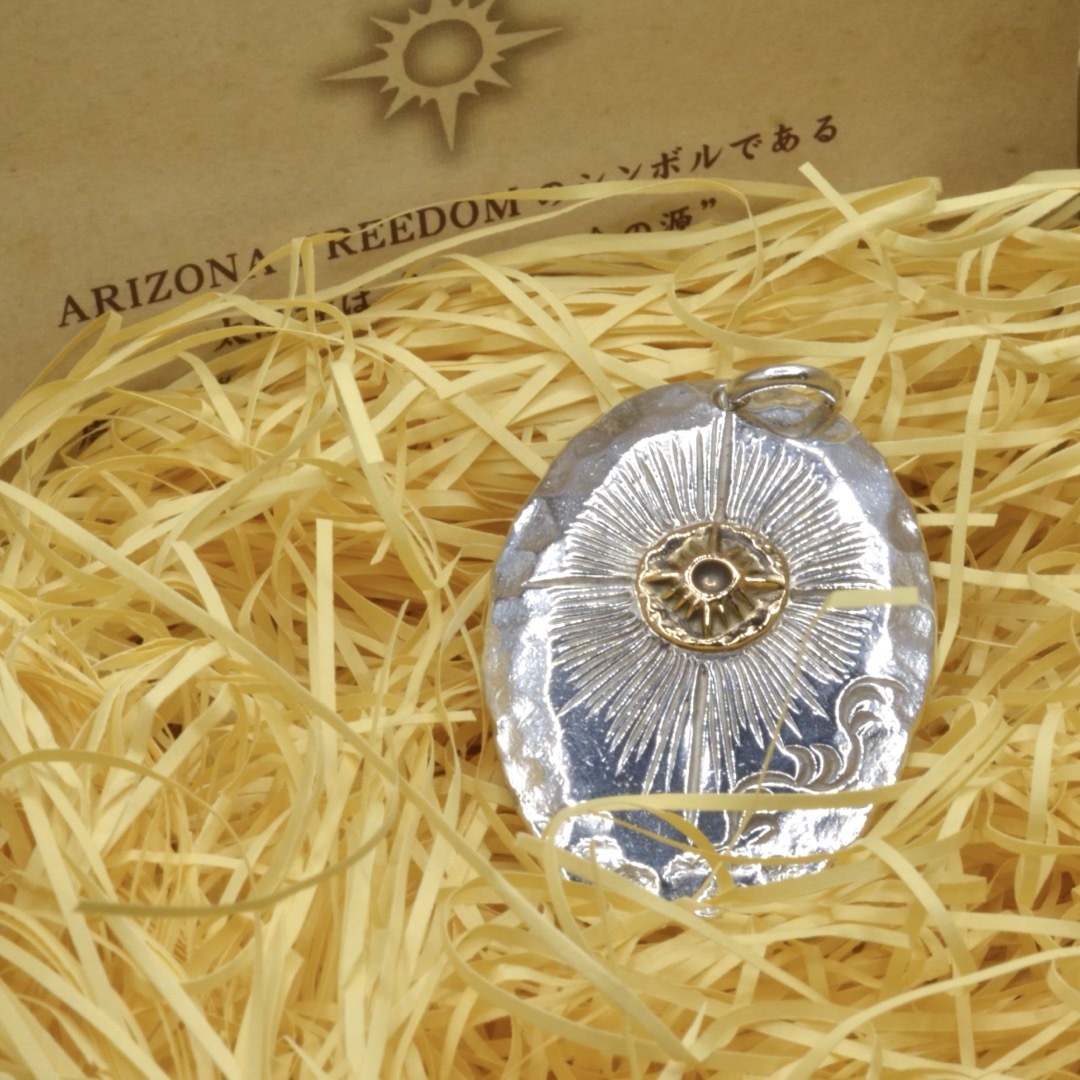 ARIZONA FREEDOM(アリゾナフリーダム)の美品 Arizona Freedom ゴールド台付太陽神 大メタル 唐草入り メンズのアクセサリー(ネックレス)の商品写真