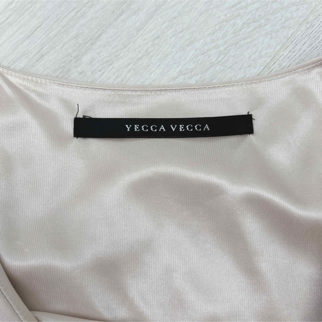 YECCA VECCA(イェッカヴェッカ)のイェッカヴェッカ　1度着用　ノースリーブ　膝丈　ワンピース　ベージュ　美品 レディースのワンピース(ひざ丈ワンピース)の商品写真