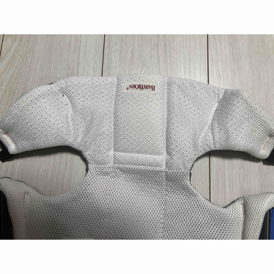 BABYBJORN(ベビービョルン)のベビービョルン　抱っこ紐　ミニ　メッシュ キッズ/ベビー/マタニティの外出/移動用品(抱っこひも/おんぶひも)の商品写真