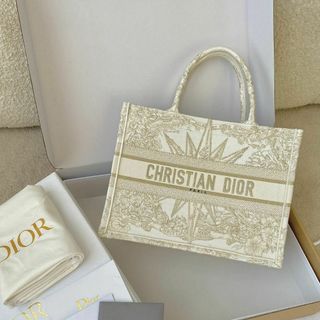 ディオール(Dior)のディオール DIOR BOOK TOTE ミディアムバッグ エンブロイダリー(ハンドバッグ)