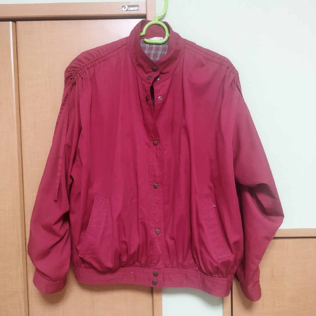 くすみ赤　ボタンフライ　ふんわり系ブルゾン　1980年代 ビンテージ　昭和レトロ レディースのジャケット/アウター(ブルゾン)の商品写真