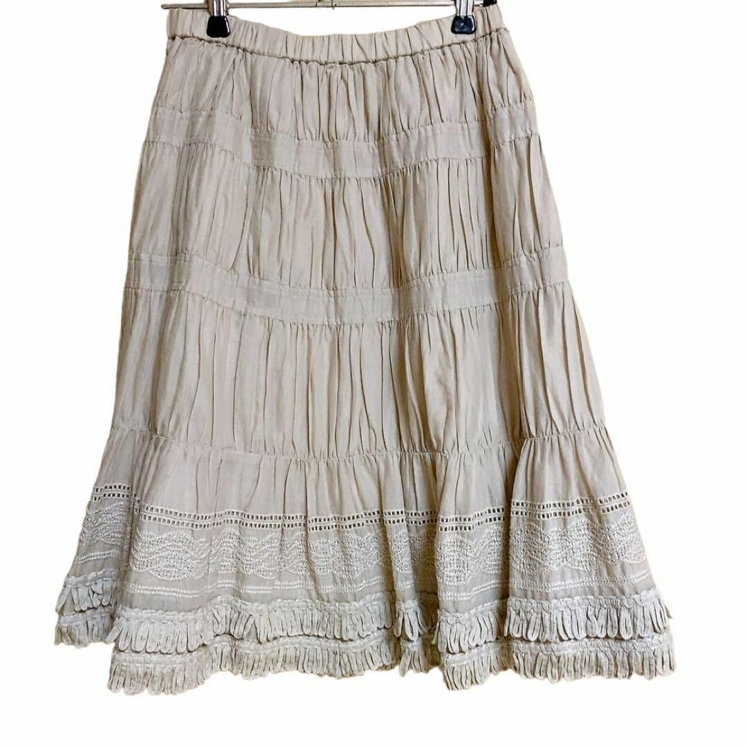 TO BE CHIC(トゥービーシック)のTO BE CHIC  トゥービーシック　ギャザースカート　ベージュ　40 レディースのスカート(ひざ丈スカート)の商品写真