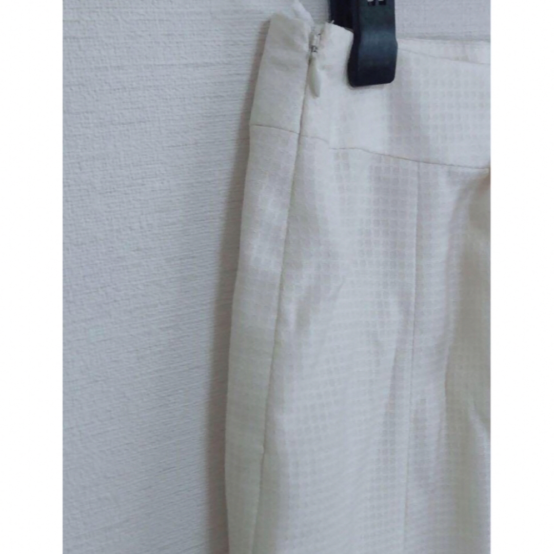 【美品】オフィススタイル用 膝丈フレアスカート オフホワイト レディースのスカート(ひざ丈スカート)の商品写真