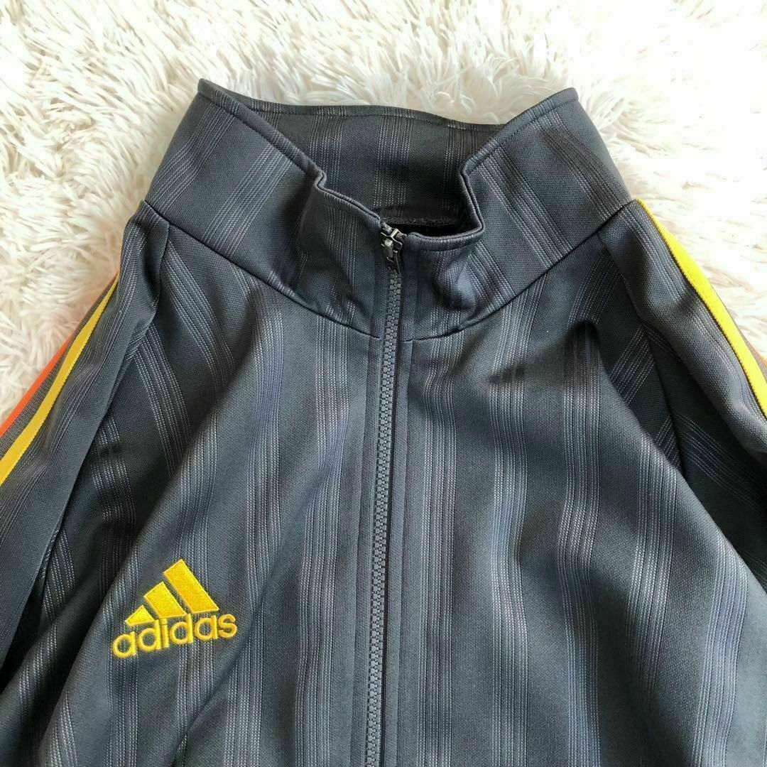 adidas(アディダス)のAdidasアディダス　トラックジャケットグレーストライプジャージ古着2XL メンズのトップス(ジャージ)の商品写真