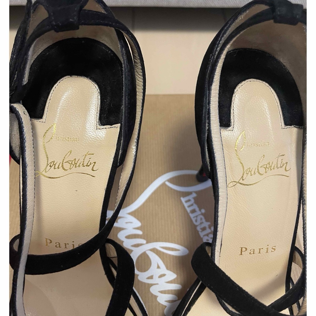 ⭐︎美品⭐︎クリスチャンルブタン スエードクロストラップ パンプス レディースの靴/シューズ(ハイヒール/パンプス)の商品写真
