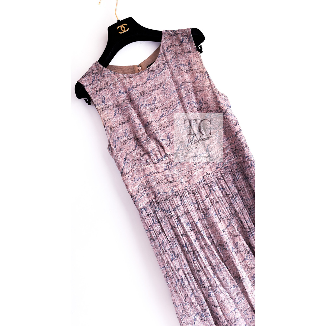CHANEL(シャネル)のシャネル ワンピース CHANEL ラベンダー  モス ピンク ロゴ柄 シルク100% 美人見え フレアースカート 超美品 38 レディースのワンピース(ひざ丈ワンピース)の商品写真