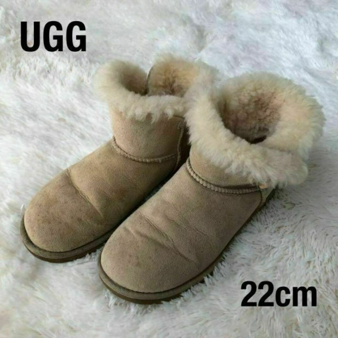 UGG(アグ)のUGGアグ　ムートンブーツ　ショートブーツ　ボタン　ベージュ22cm レディースの靴/シューズ(ブーツ)の商品写真