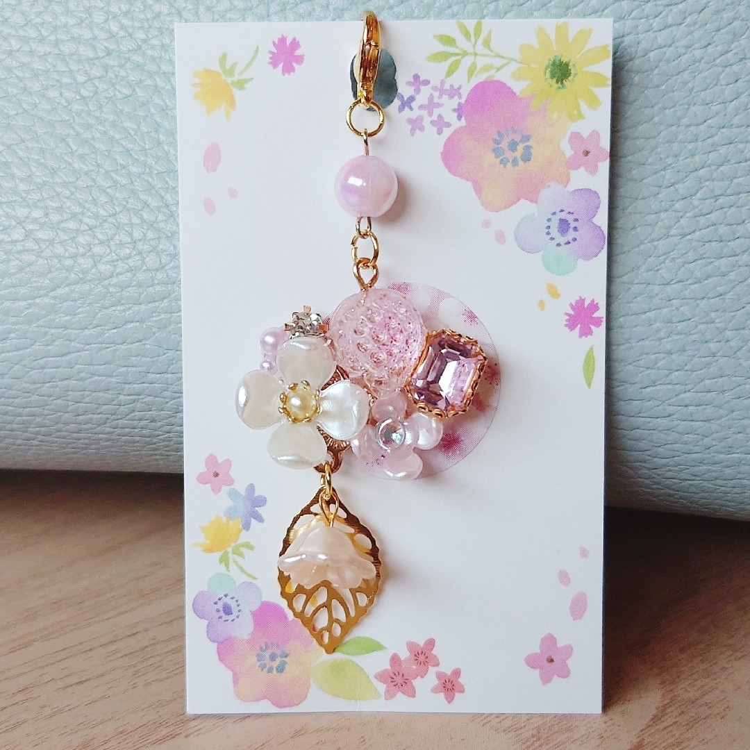 No.6❁野苺と花畑モチーフ❁ビジューカニカンチャームキーホルダー❁ハンドメイド ハンドメイドのアクセサリー(キーホルダー/ストラップ)の商品写真