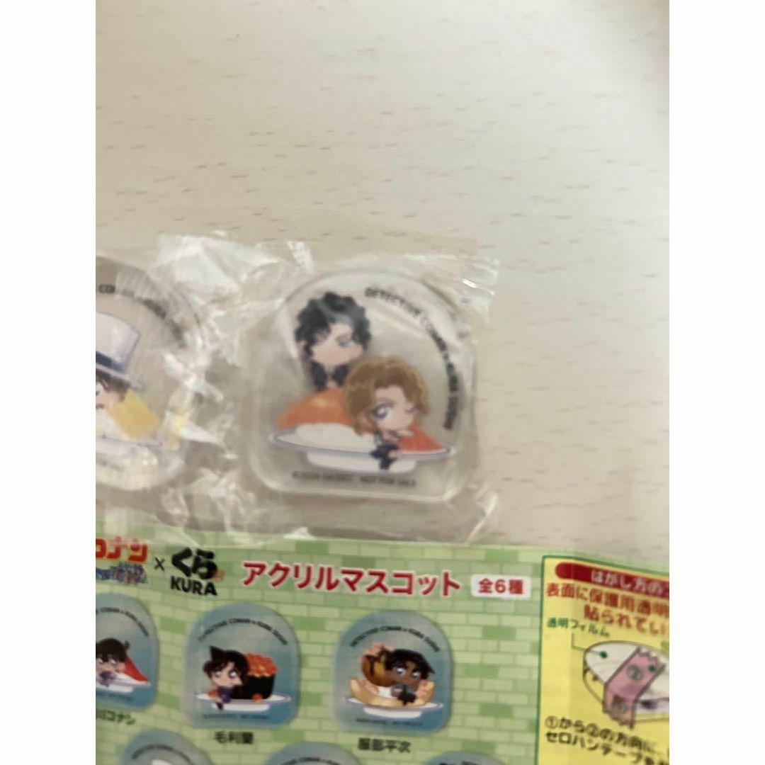 くら寿司　コナン　アクリルマスコット3点　コナン缶バッチ　未開封　匿名配送 エンタメ/ホビーのアニメグッズ(バッジ/ピンバッジ)の商品写真