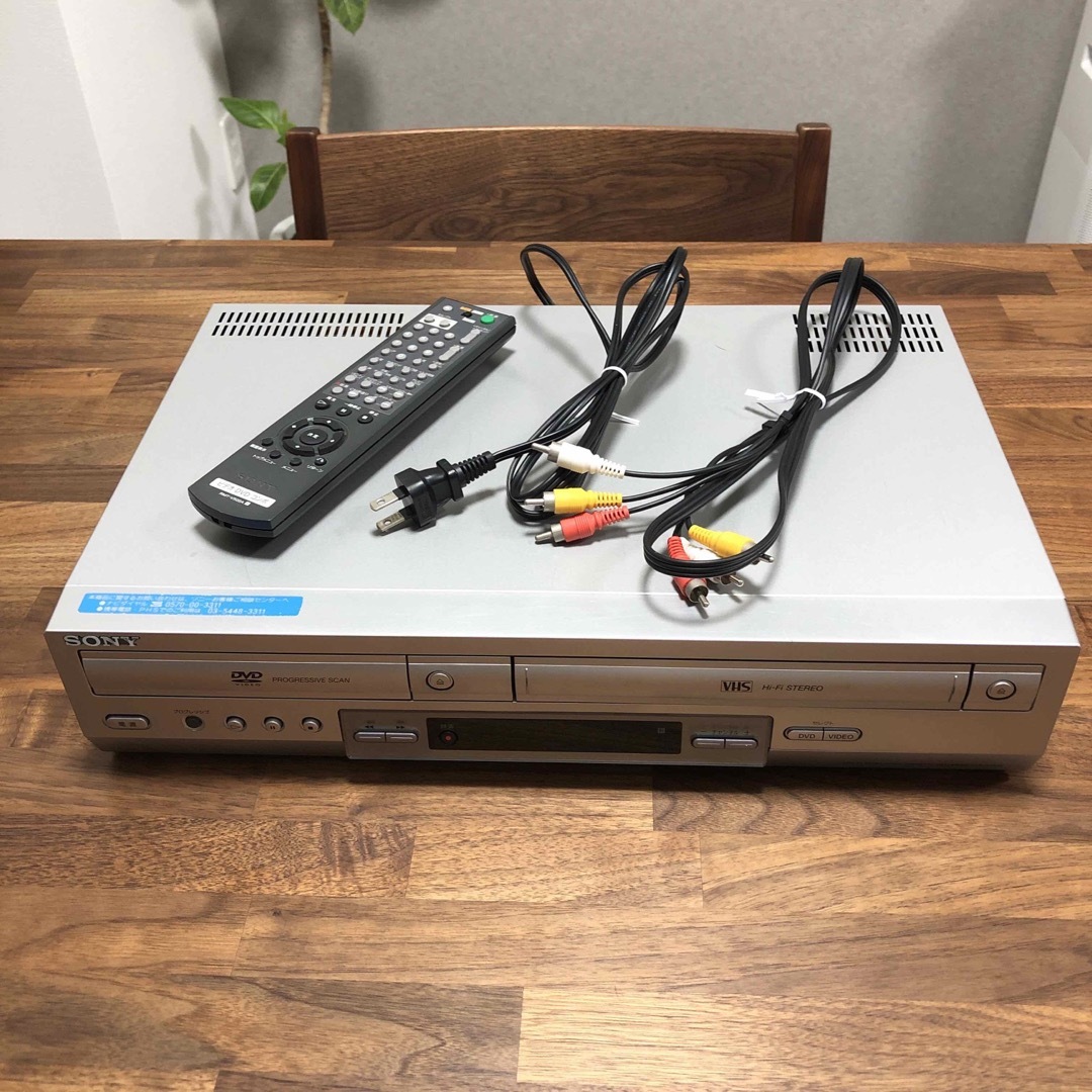 SONY(ソニー)の希少 SONY ソニー SLV-D303P ビデオデッキ VHS DVD 1体型 スマホ/家電/カメラのテレビ/映像機器(DVDプレーヤー)の商品写真